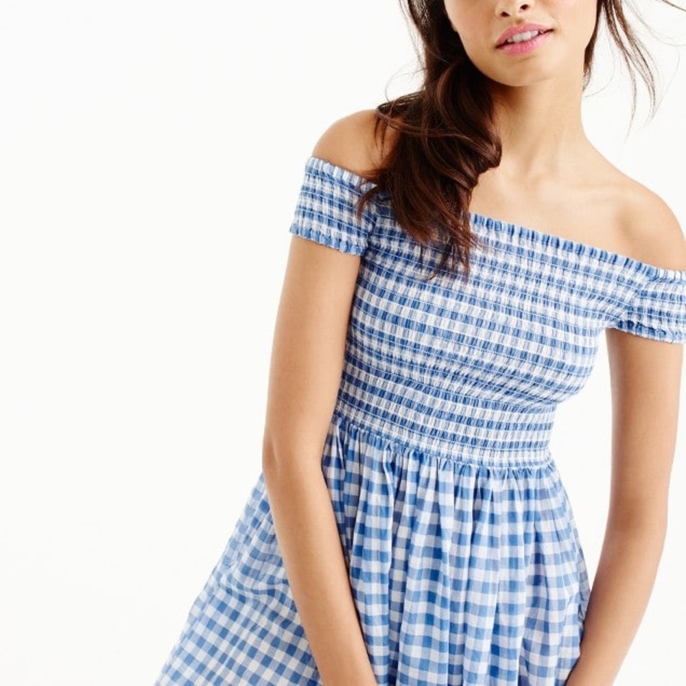 Gingham off the shoulder sun dress 👗 💕